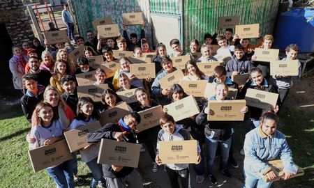 Los chicos de escuelas de Santa Fe reciben notebooks como herramientas de estudio. Los chicos de escuelas de Santa Fe reciben notebooks como herramientas de estudio.