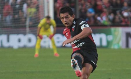 Luis Miguel Rodríguez intimó a Colón para ponerse al día con una deuda que el club registra con él. Luis Miguel Rodríguez intimó a Colón para ponerse al día con una deuda que el club registra con él.