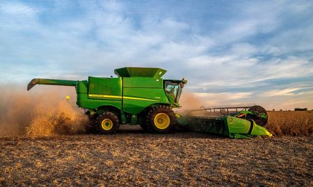 Según Sturzenegger, la maquinaria agrícola se vende a mitad de precio tras las medidas del Gobierno.