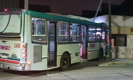 un colectivo choco con un remis y se incrusto en una casa en monte grande: fallecio el chofer un colectivo choco con un remis y se incrusto en una casa en monte grande: fallecio el chofer