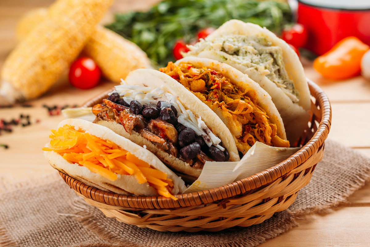 Las arepas pueden ser rellenadas con una multitud de opciones: queso, porotos, carne y pollo, por ejemplo. Las arepas pueden ser rellenadas con una multitud de opciones: queso, porotos, carne y pollo, por ejemplo.