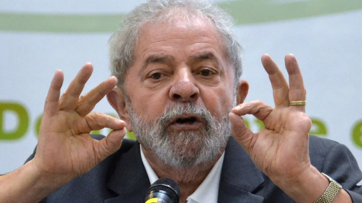 Lula da Silva perdió el meñique izquierdo a los 17 años. Lula da Silva perdió el meñique izquierdo a los 17 años.