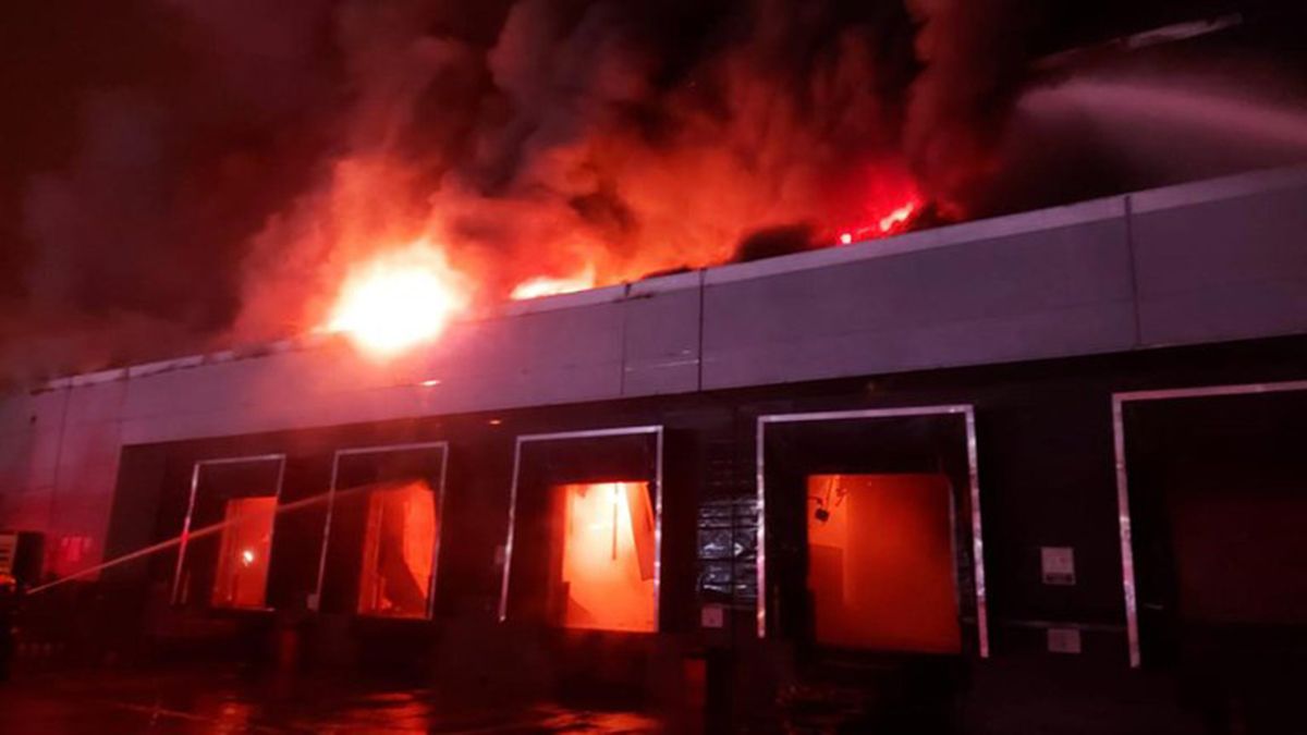 Trascendió que el fuego se habría iniciado en el depósito de cartones de la panificadora y para controlarlo arribaron en primer lugar los Bomberos de San Fernando.