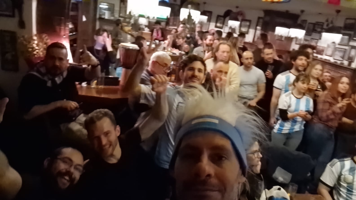Así viven los argentinos el partido contra Polonia en Varsovia.
