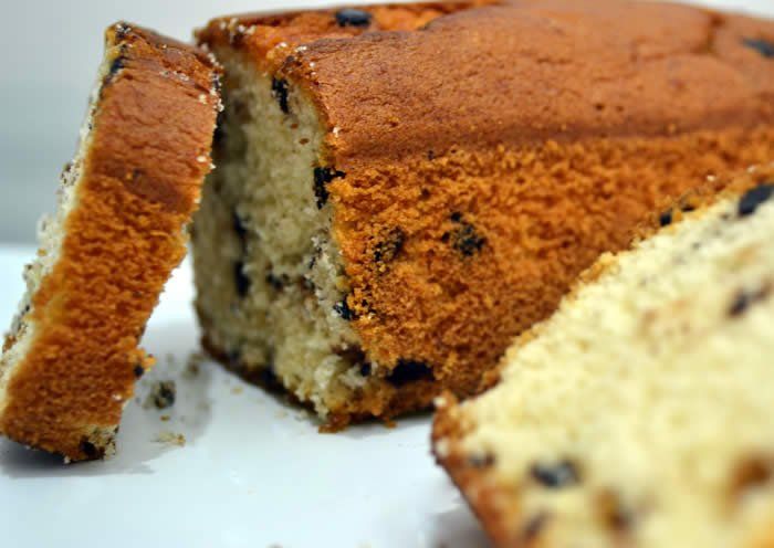 Budín con chips de chocolate.