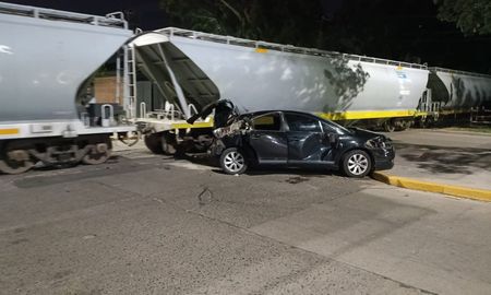 Un tren embistió a un automóvil en la noche de este sábado en la intersección de Avenida Galicia y Pizzorno, en la ciudad de Santa Fe. Un tren embistió a un automóvil en la noche de este sábado en la intersección de Avenida Galicia y Pizzorno, en la ciudad de Santa Fe.