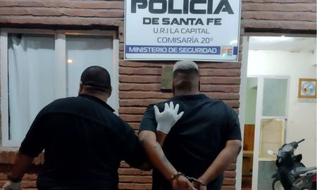 Personal de la Comisaría 20° arrestó al sujeto que derrapó con la moto robada en Ángel Gallardo. Personal de la Comisaría 20° arrestó al sujeto que derrapó con la moto robada en Ángel Gallardo.