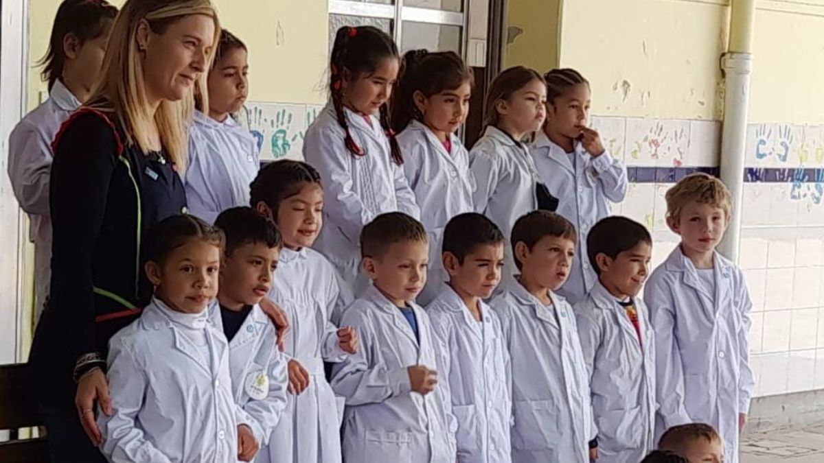 La escuela comenzó a imaginar en esta bienvenida: con qué objetos, canciones y palabras se haría. La escuela comenzó a imaginar en esta bienvenida: con qué objetos, canciones y palabras se haría.