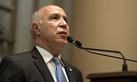 Una caravana de autos llegó hasta la casa del ministro de la Corte Suprema de Justicia de la Nación, Ricardo Lorenzetti, en Rafaela. Una caravana de autos llegó hasta la casa del ministro de la Corte Suprema de Justicia de la Nación, Ricardo Lorenzetti, en Rafaela.