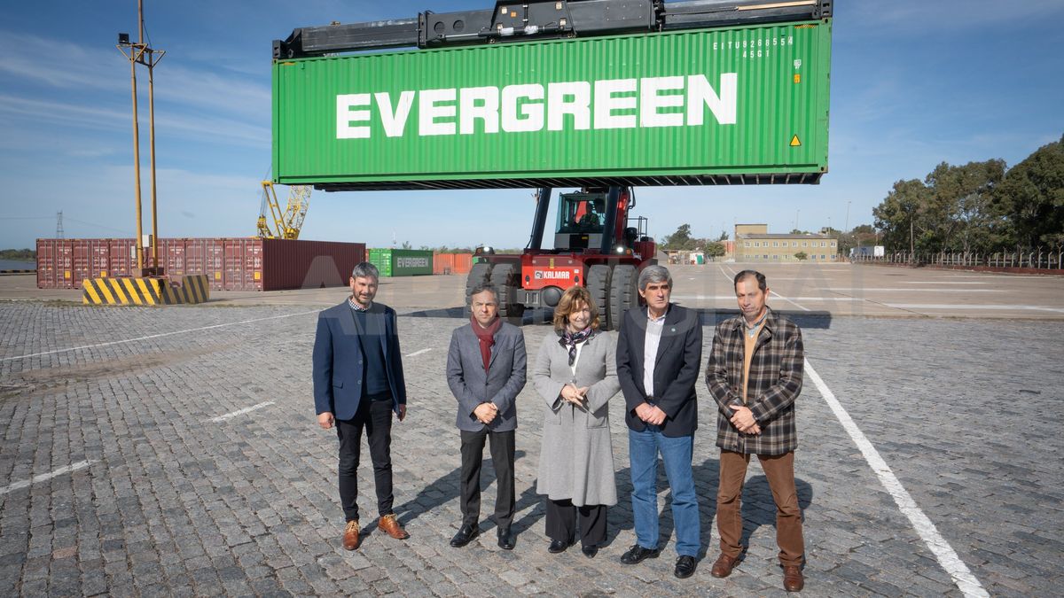 La ministra Silvina Frana y el presidente del Ente Administrador del Puerto de Santa Fe Carlos Arese recibieron al secretario de Transporte de la Nación