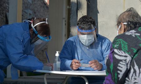En la provincia de Santa Fe no existe transmisión comunitaria del coronavirus, pero la situación es volátil. Sobre todo, por la multiplicación de casos en provincias vecinas y por el relajamiento de las normas de prevención. En la provincia de Santa Fe no existe transmisión comunitaria del coronavirus, pero la situación es volátil. Sobre todo, por la multiplicación de casos en provincias vecinas y por el relajamiento de las normas de prevención.