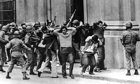 A medio siglo del golpe de Estado del 24 de marzo de 1976 y el inicio de la dictadura cívico- militar, el historiador Mario Andino propone ampliar la mirada y situar los hechos en un proceso histórico más extenso. A medio siglo del golpe de Estado del 24 de marzo de 1976 y el inicio de la dictadura cívico- militar, el historiador Mario Andino propone ampliar la mirada y situar los hechos en un proceso histórico más extenso.