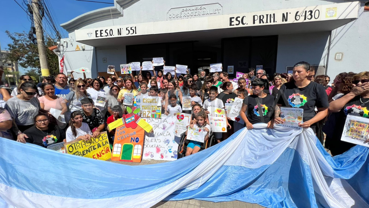 Padres, alumnos y docentes se manifestaron en la escuela en rechazo a la violencia.