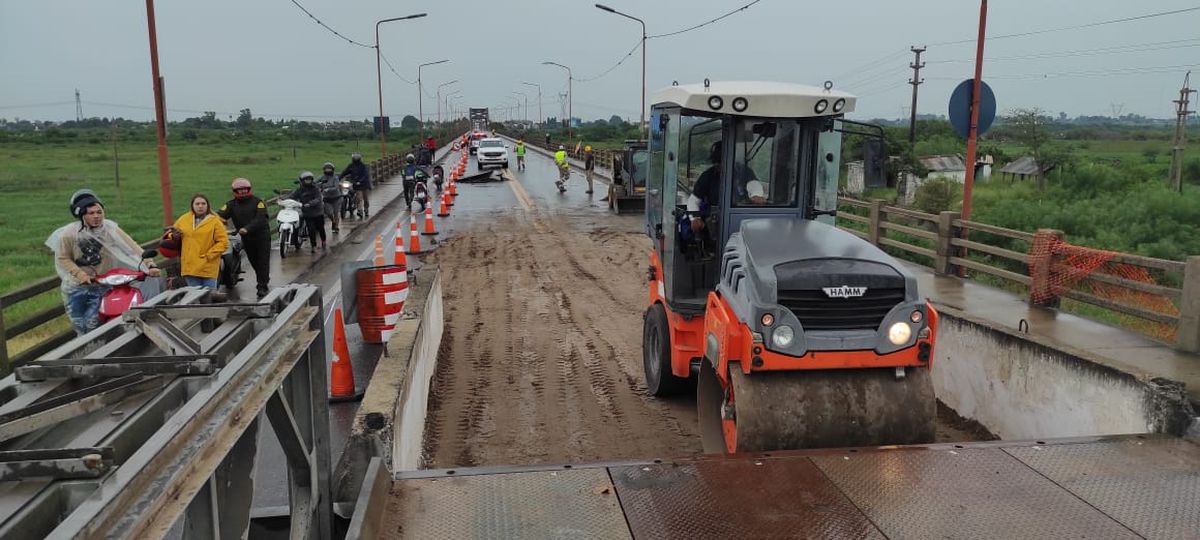 Operarios y maquinaria en plena labor sobre el puente Bailey