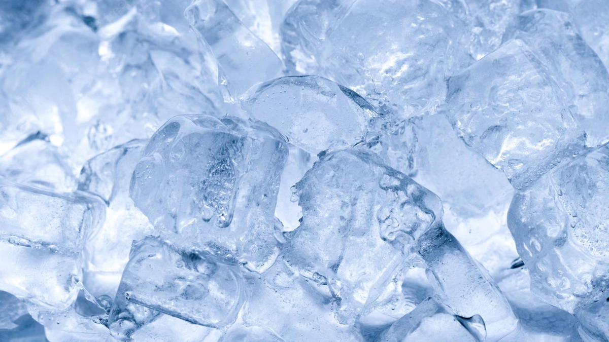 Por qué comer hielo podría dañar tu salud
