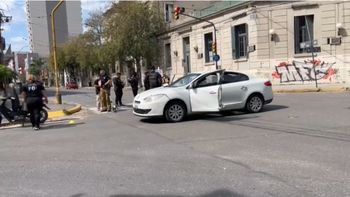 Accidente de tránsito en Santa Fe: un motociclista fue hospitalizado tras chocar con un auto