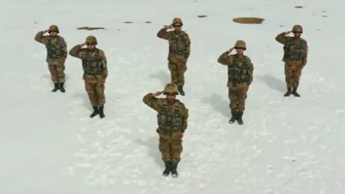 El divertido video de unos soldados chinos bailando a 5.200 metros de altitud