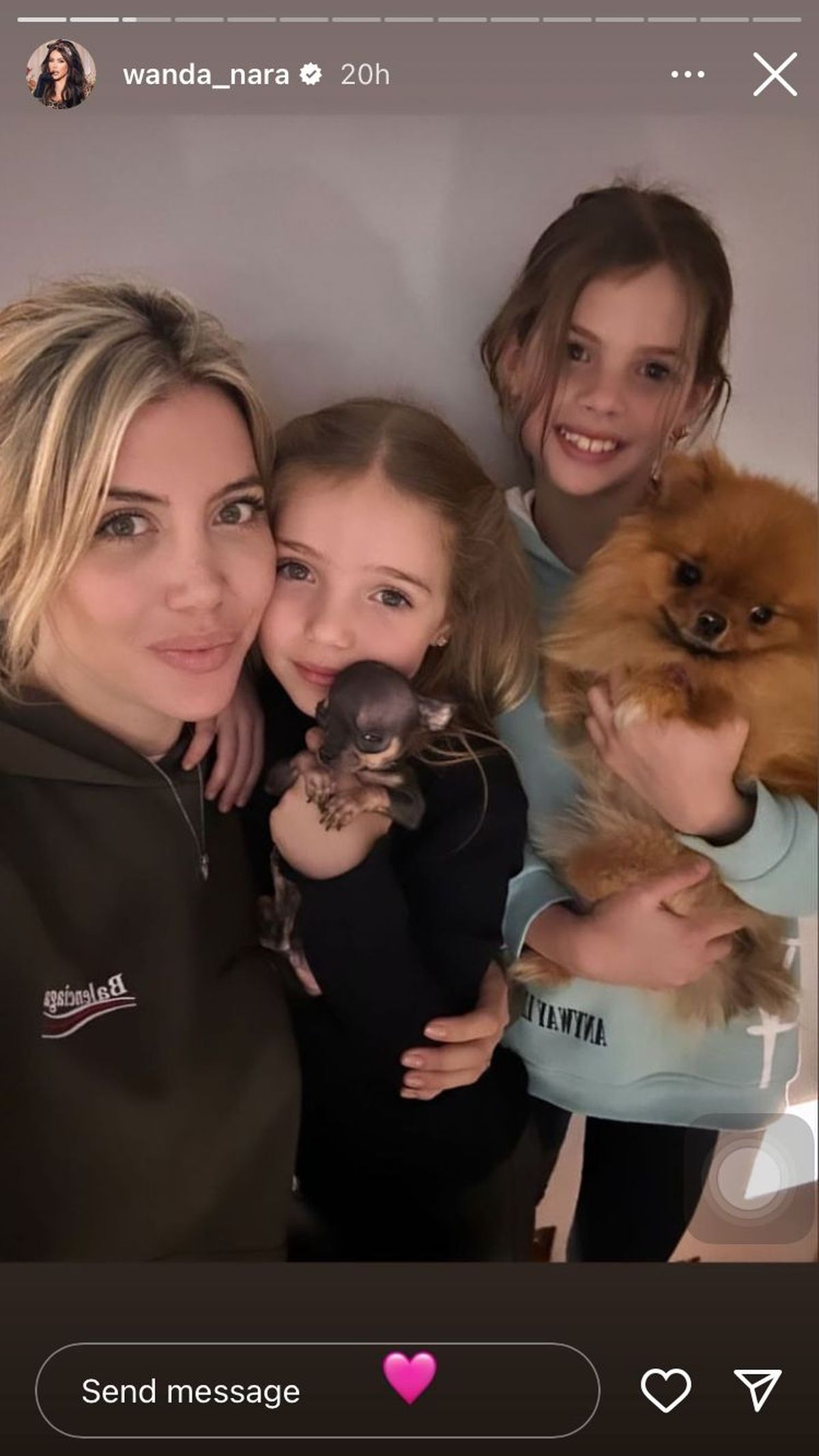 Wanda junto con sus hijas, Francesca e Isabella. Wanda junto con sus hijas, Francesca e Isabella.