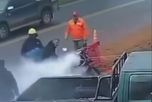 Trabajadores de la construcción apagaron el fuego de una motocicleta en el Puente Carretero.