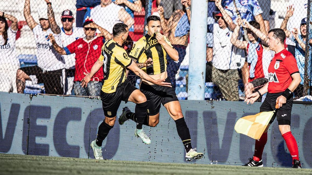 Mientras en Colón lo esperan, José Neris se mostró con los barras de Peñarol en el clásico ante Nacional. Foto de archivo. Mientras en Colón lo esperan, José Neris se mostró con los barras de Peñarol en el clásico ante Nacional. Foto de archivo.