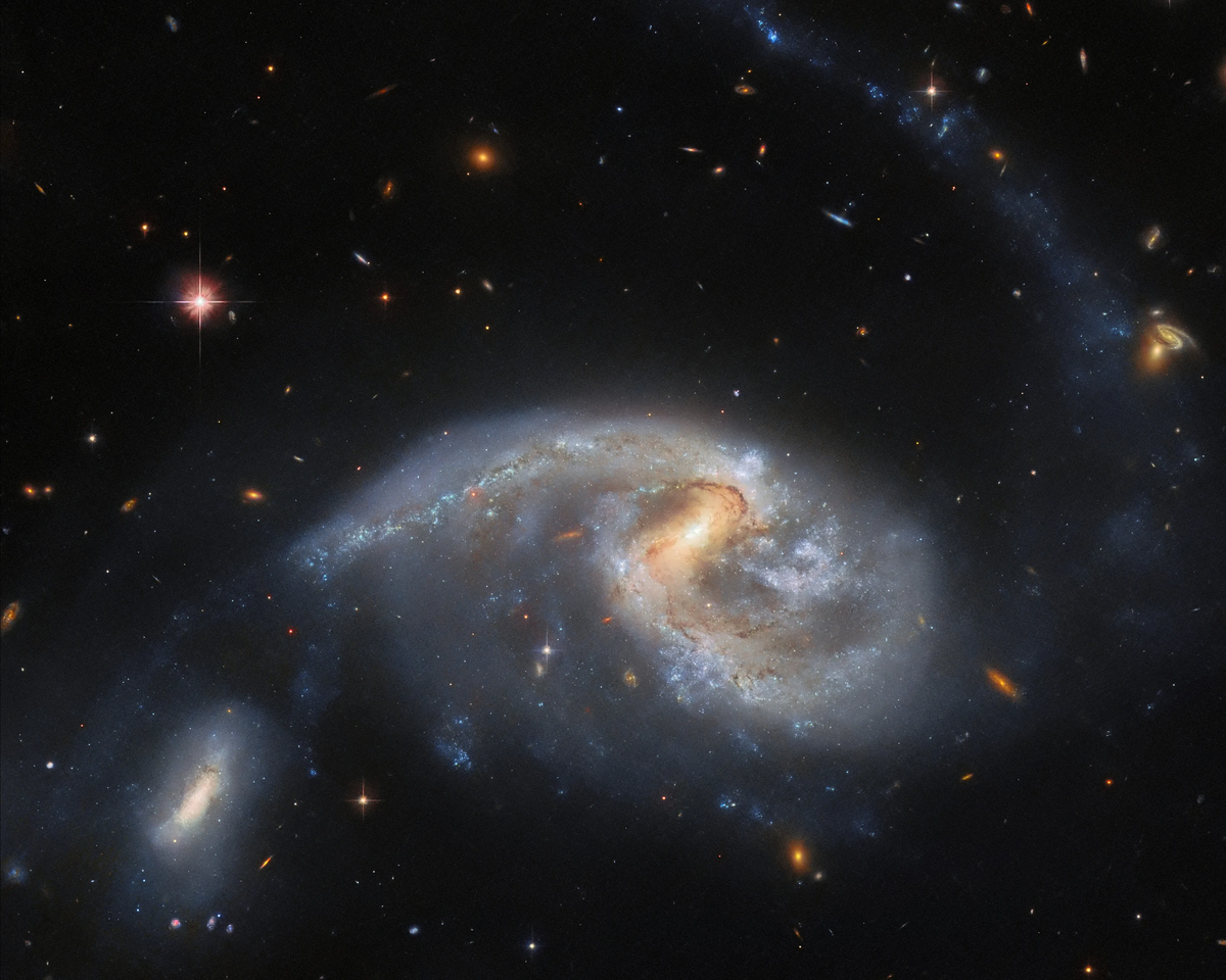 El telescopio espacial Hubble de la NASA capturó la deslumbrante NGC 3783, una galaxia espiral barrada ubicada a aproximadamente 130 millones de años luz de distancia. El telescopio espacial Hubble de la NASA capturó la deslumbrante NGC 3783, una galaxia espiral barrada ubicada a aproximadamente 130 millones de años luz de distancia.