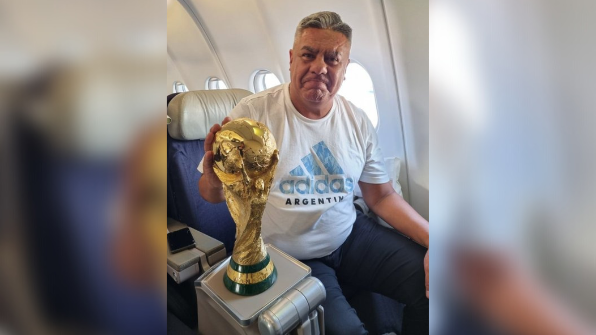 El presidente de AFA, Chiqui Tapia posó con la Copa.