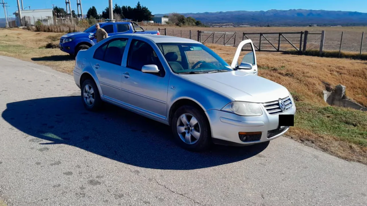 Un ladrón que robó un auto en Córdoba murió tras una persecución. En un forcejeo le sacó el arma a una policía y la principal hipótesis es que se suicidó.
