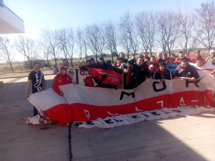 Se cruzaron las hinchadas de Colón y Morón en la previa