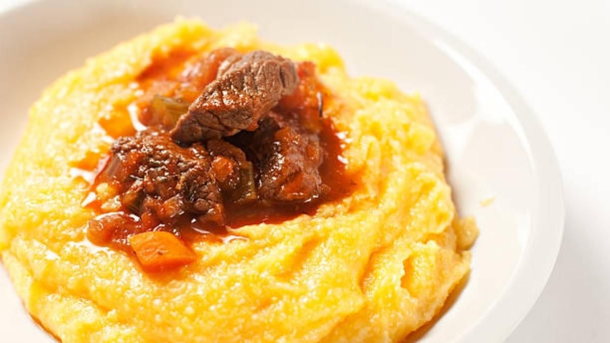 Polenta cremosa con salsa: el plato económico que nunca falla en invierno.