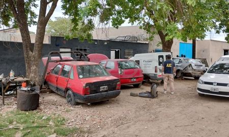 La Agencia de Investigación Criminal realizó cuatro allanamientos en tres desarmaderos y un domicilio particular La Agencia de Investigación Criminal realizó cuatro allanamientos en tres desarmaderos y un domicilio particular