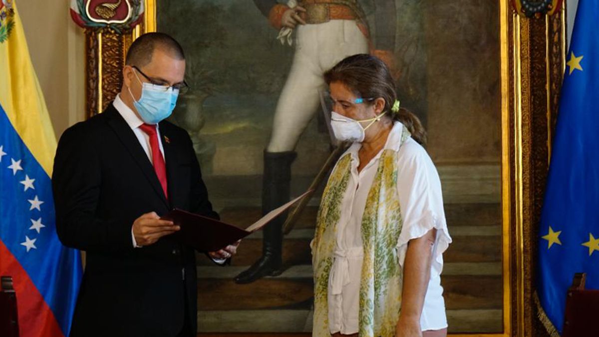 El oficialismo de Venezuela expulsó a la representante de la Unión Europea por haber sancionado a funcionarios que socavan la democracia.