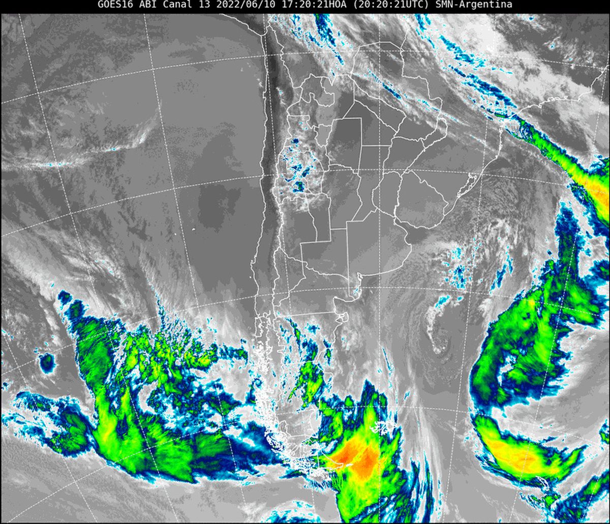 En la imagen satelital se observa todo el centro del país prácticamente libre de nubosidad. Una gran área de alta presión domina esta región y mantiene estables las condiciones.