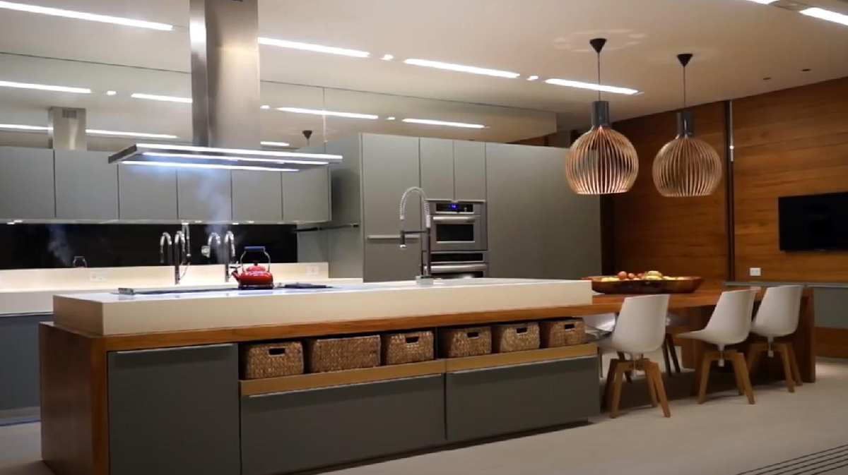 Además de tener seis suites y dos plantas, tiene algunos curiosos detalles como por ejemplo una cancha de squash para que pueda practicar este deporte.