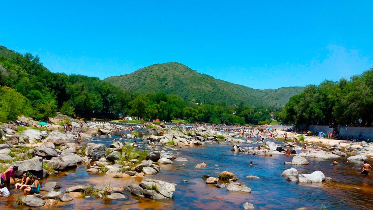 El ascenso al cerro de La Cruz es una de las actividades de trekking m&aacute;s populares del pueblo y regala una perspectiva &uacute;nica del Valle de Punilla.