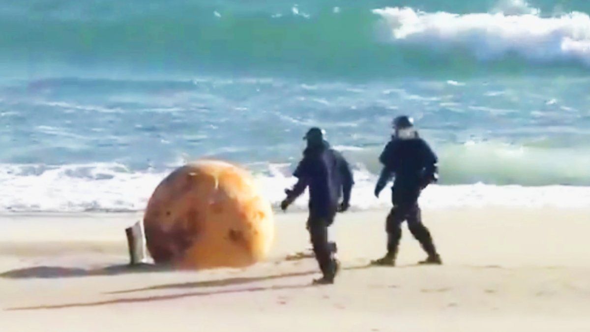 Misterioso objeto en Japón: encontraron una bola gigante de metal y hay desconcierto en la población