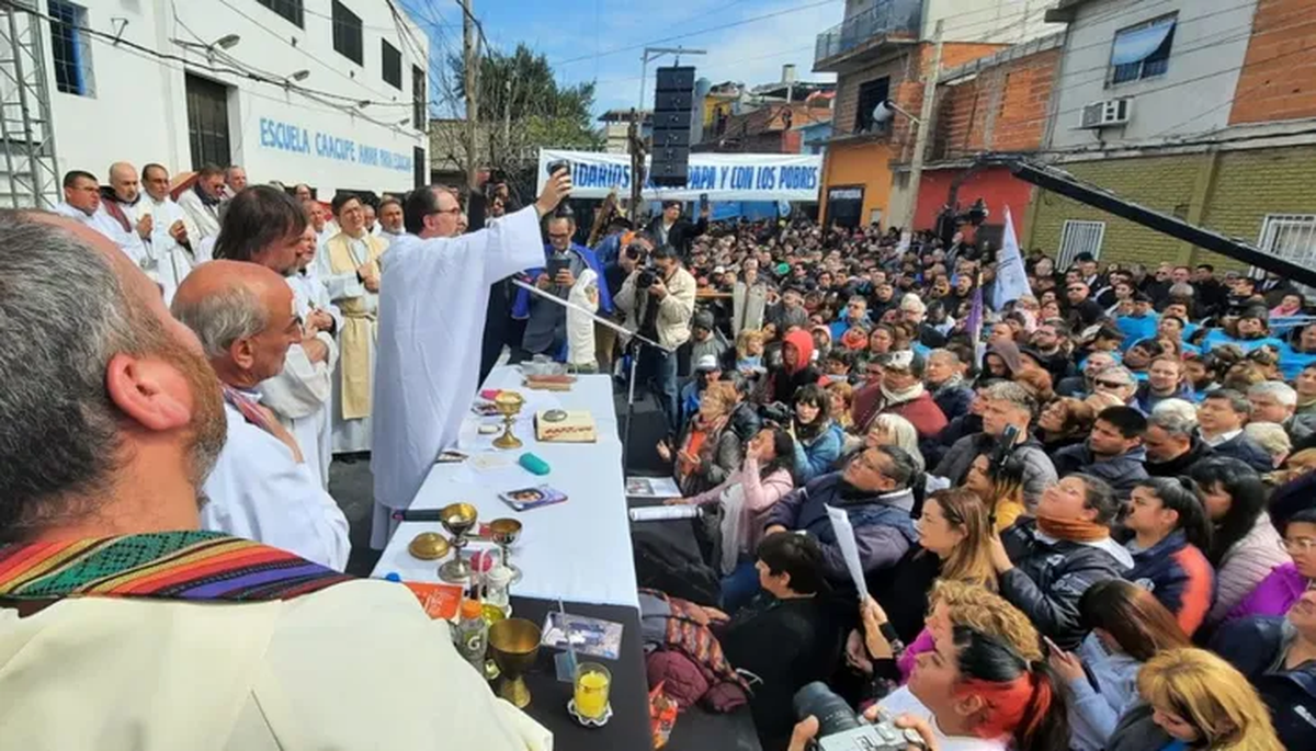 La Iglesia argentina organizó hoy en el barrio porteño 21-24 una misa "en desagravio por los ultrajes" a la figura del papa Francisco. La Iglesia argentina organizó hoy en el barrio porteño 21-24 una misa "en desagravio por los ultrajes" a la figura del papa Francisco.