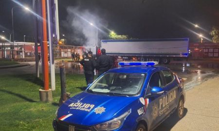 El vehículo estaba por ingresar al predio de un frigorífico cuando dos personas en moto le arrojaron una bomba molotov y se dieron a la fuga. El vehículo estaba por ingresar al predio de un frigorífico cuando dos personas en moto le arrojaron una bomba molotov y se dieron a la fuga.