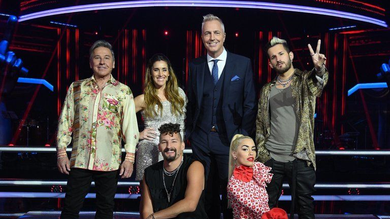 La Sole usó un vestido de brillos gris claro con una sola manga larga.