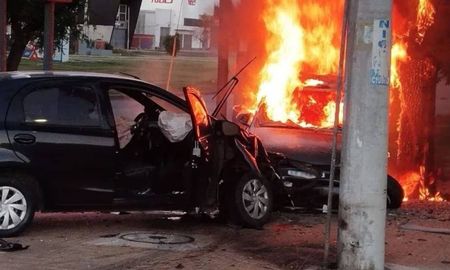 Un hombre murió tras el choque en La Plata y su vehículo se incendió. Un hombre murió tras el choque en La Plata y su vehículo se incendió.