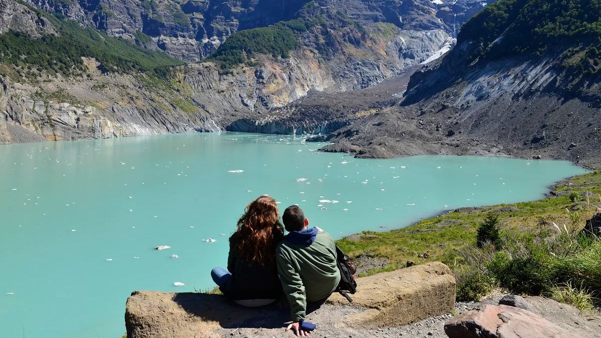 El color oscuro del glaciar surge del arrastre de sedimentos rocosos durante su descenso