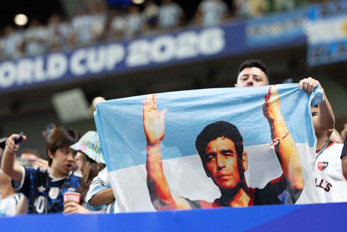 No eran de Malvinas, pero se robaron todas las miradas: las banderas que sí ingresaron al estadio