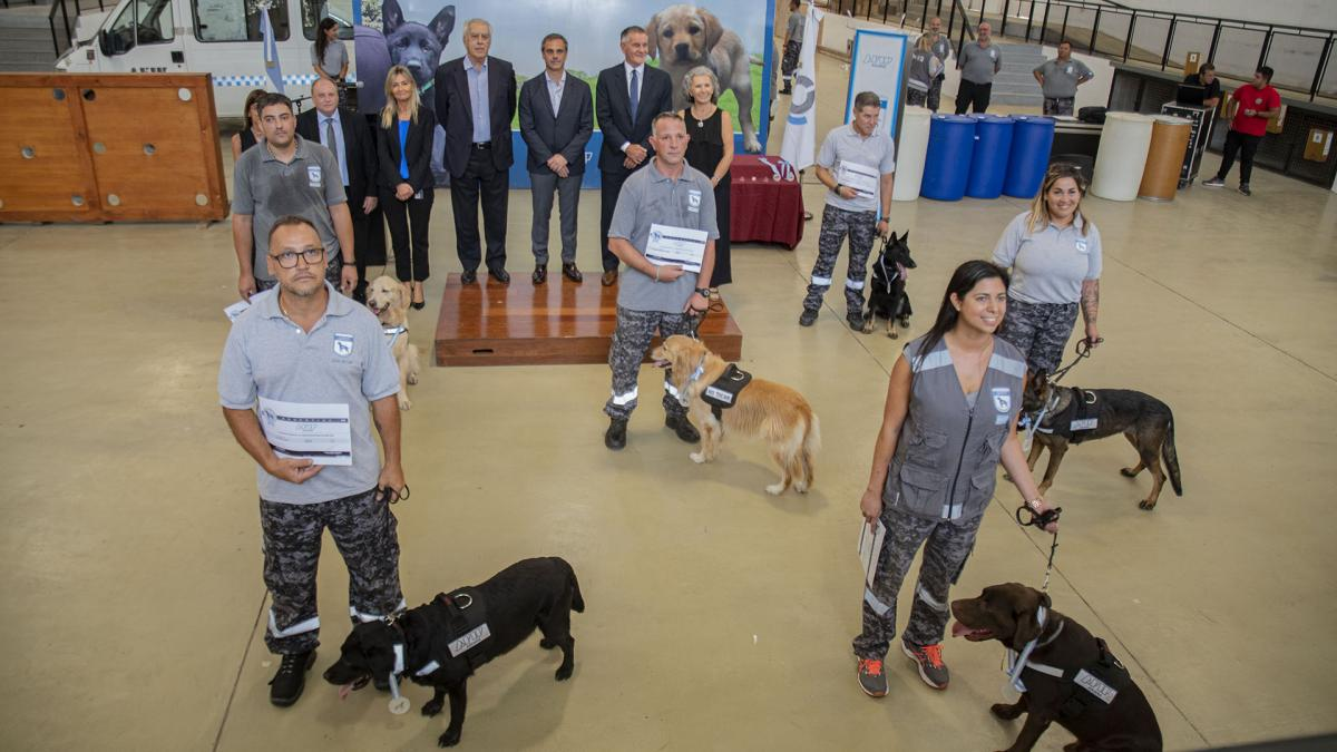 Seis perros se graduaron del a escuela de adiestramiento de la Aduana.