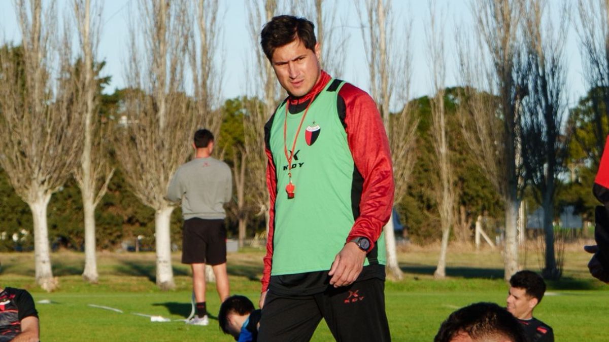 La primera foto de Ezequiel Medrán con el buzo de entrenador de Colón.
