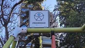 Qué significan los nuevos carteles que llaman la atención en las plazas santafesinas