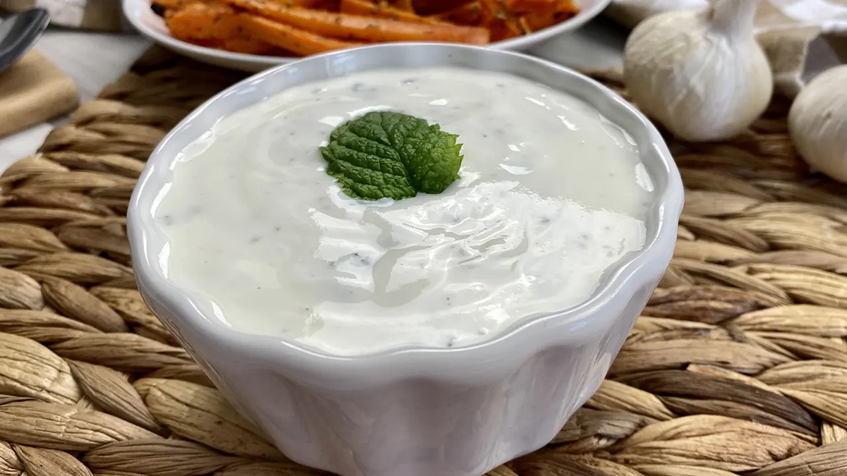 La salsa de yogur es una de esas salsas básicas de la cocina.