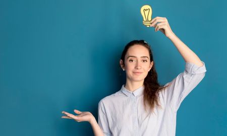 La psicología del desarrollo destaca que los niños mayores de la clase suelen asumir roles de liderazgo debido a su mayor seguridad emocional y física.