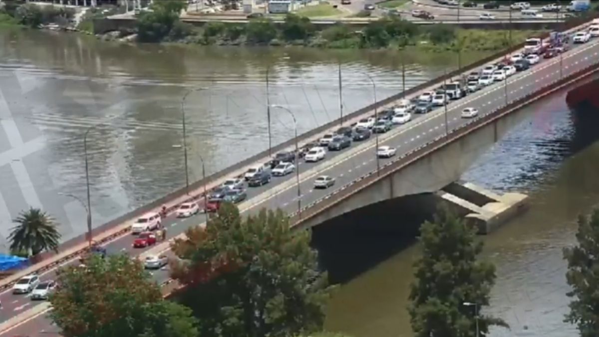 &nbsp;Demoras en el viaducto Oroño de Santa Fe por un colectivo varado en la ruta nacional 168