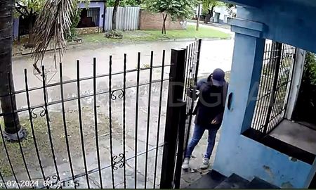El robo quedó registrado por las cámaras de la vivienda El robo quedó registrado por las cámaras de la vivienda