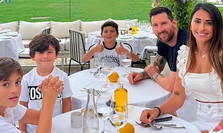 La familia Messi ya celebra la Navidad con una tierna foto en las redes. La familia Messi ya celebra la Navidad con una tierna foto en las redes.
