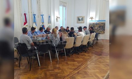 El intendente Pablo Javkin se reunió con los taxistas tras las protestas frente al Concejo Municipal. El intendente Pablo Javkin se reunió con los taxistas tras las protestas frente al Concejo Municipal.